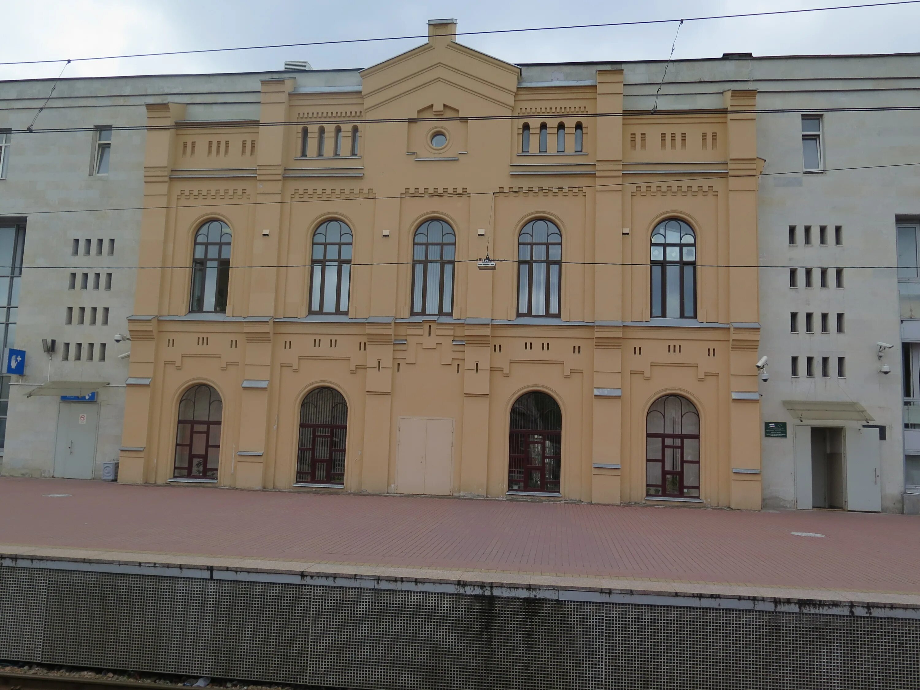 6. Магазин ткани на площади ленина спб. Площадь ленина спб фото. Цирюльник на финляндском вокзале. Метро площадь ленина улица комиссара смирнова дом 6.