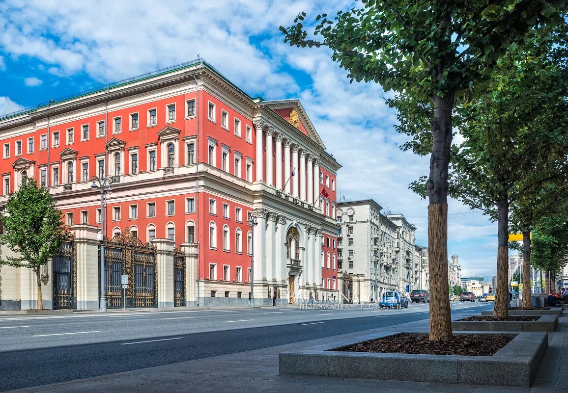 тверская 13 правительство москвы. тверская улица мэрия. красное здание на тверской. мэрия тверская 13. тверская площадь мэрия.