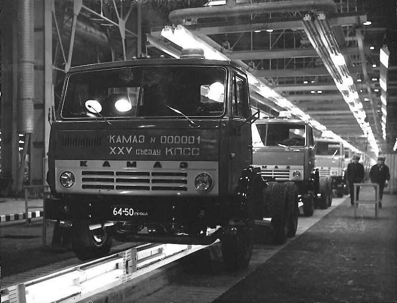 Камаз 5320 первый 1976 год. Камаз 5320 1976 года. Завод камаз в набережных челнах ссср. Завод камаз 1976. Камаз 1976.