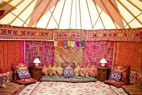 Жағажайдағы қалың жұрттың аузына сиып алған әйелінің жинағы