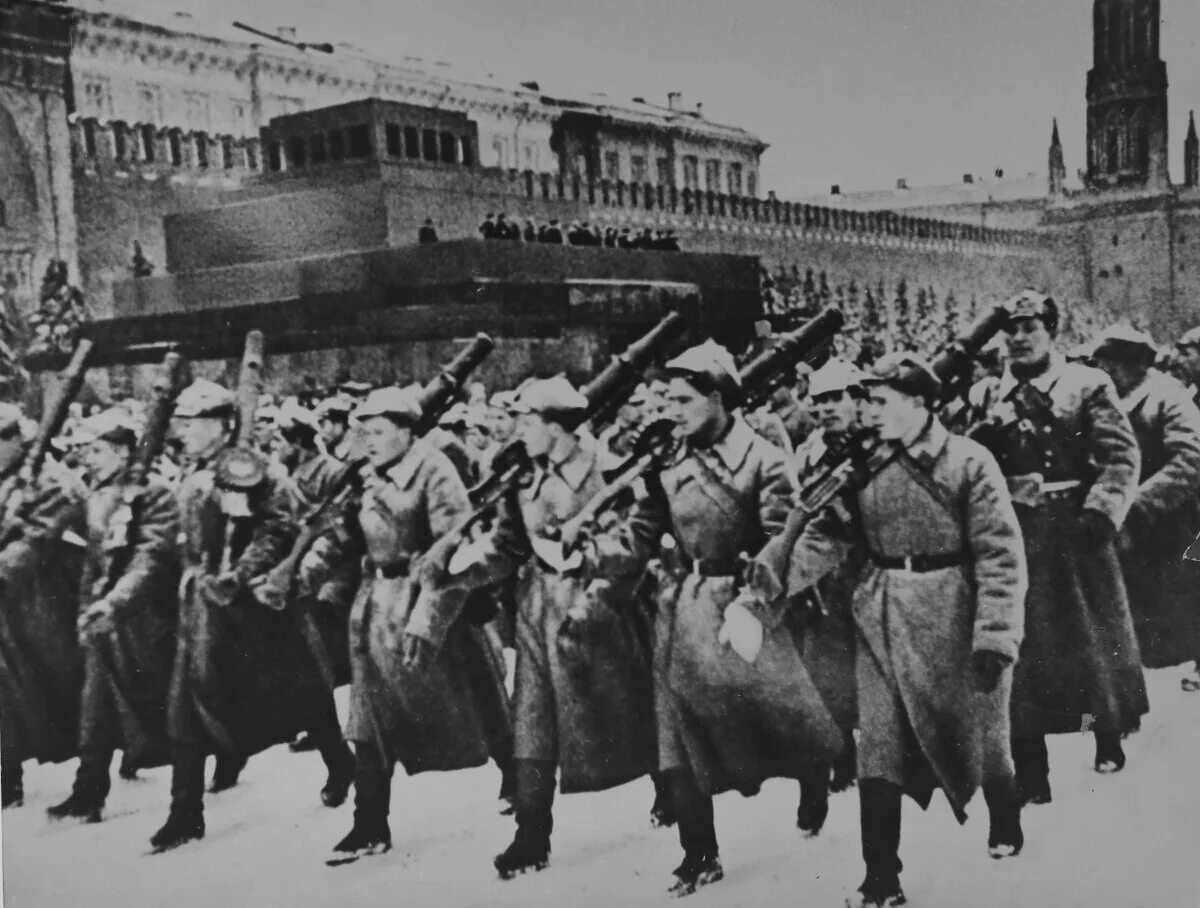 Парад 1941г. Парад 7 ноября 1941 года. Парад войск 1941г. На красной площади. Парад 7 ноября 1941 года в Москве на красной площади. «Парад на красной площади 7 ноября 41-го года» Юон.