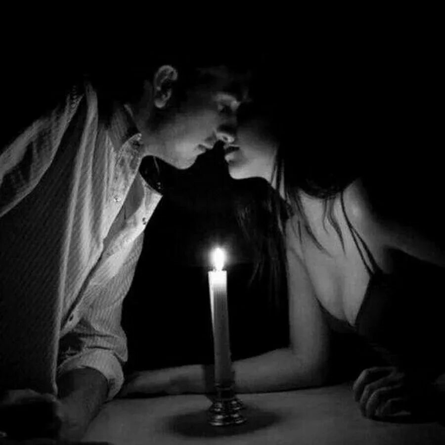 Песня она так горяча можно. Свеча влюбленные. Свечи для мужчин. Романтические воспоминания. Фотосессия со свечами.