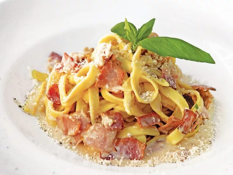 Pasta карбонара. Карбонара итальянская. Паста carbonara. Паста карбонара оригинальный. Карбонара с грибами.