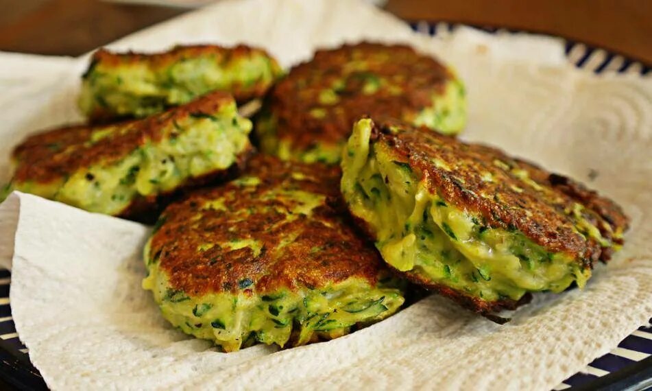 Блюда из цукини рецепты быстро и вкусно. Оладьи из кабачков. постные кабачки в духовке. блюда из кабачков и баклажанов. оладьи из цукини.