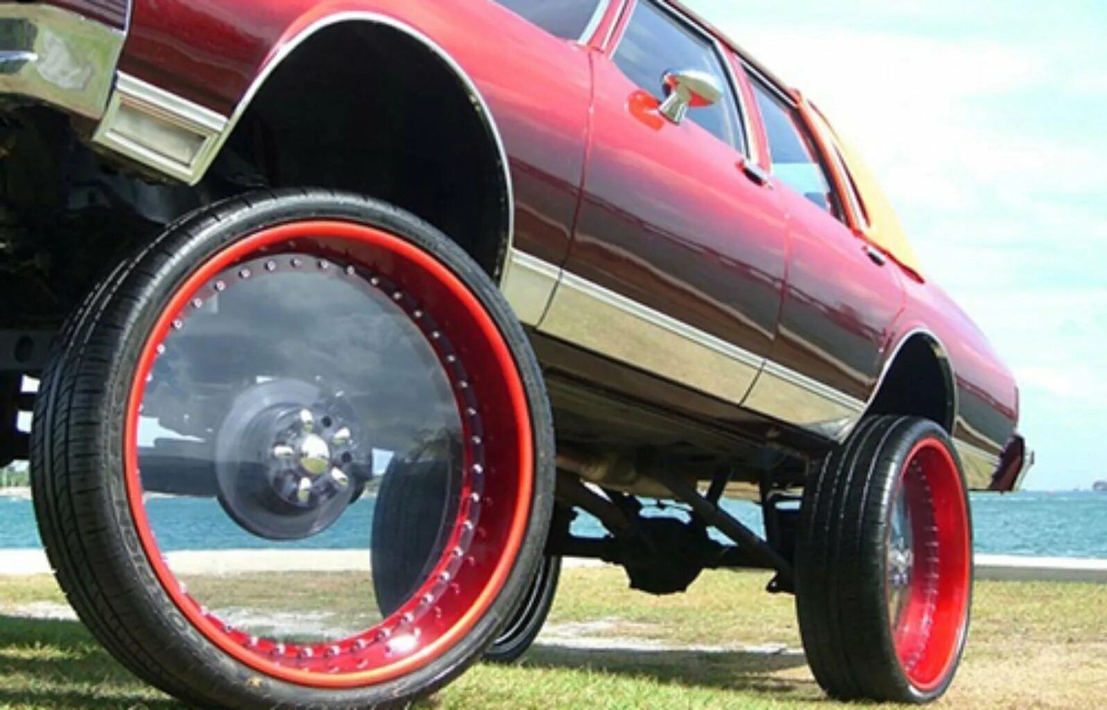 На автомобиле установлены колеса с дисками. Donk Style ВАЗ. Необычные автомобильные диски. Крутые диски. Широкие колеса.