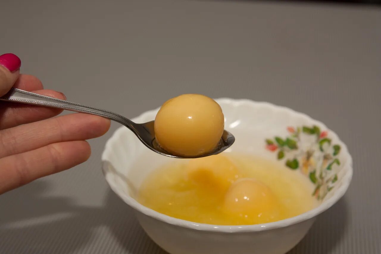 Сырое яйцо. Ложка для яиц. Яйца в миске. Для чего пьют сырые яйца