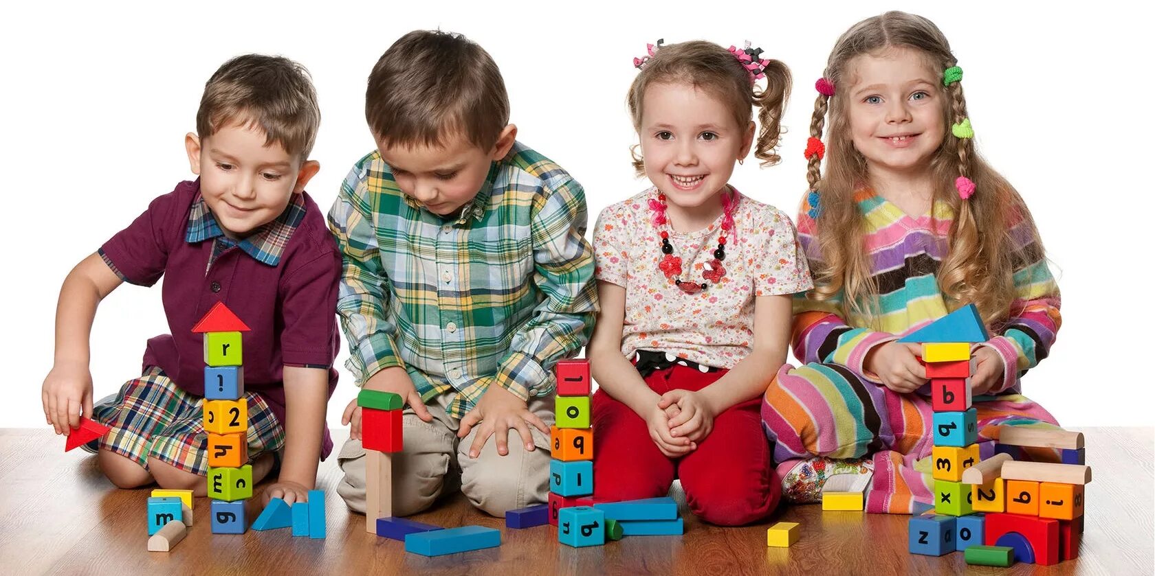 Мальчик и девочка играют. Ребенок с ракеткой. Девочки играют. Мальчик и девочка играют в мяч. Дети играют.