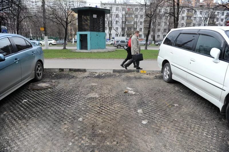 Терпит в москве. Грязная парковка. Парковка на газоне грязь. Зеленая парковка. Провал на газоне.