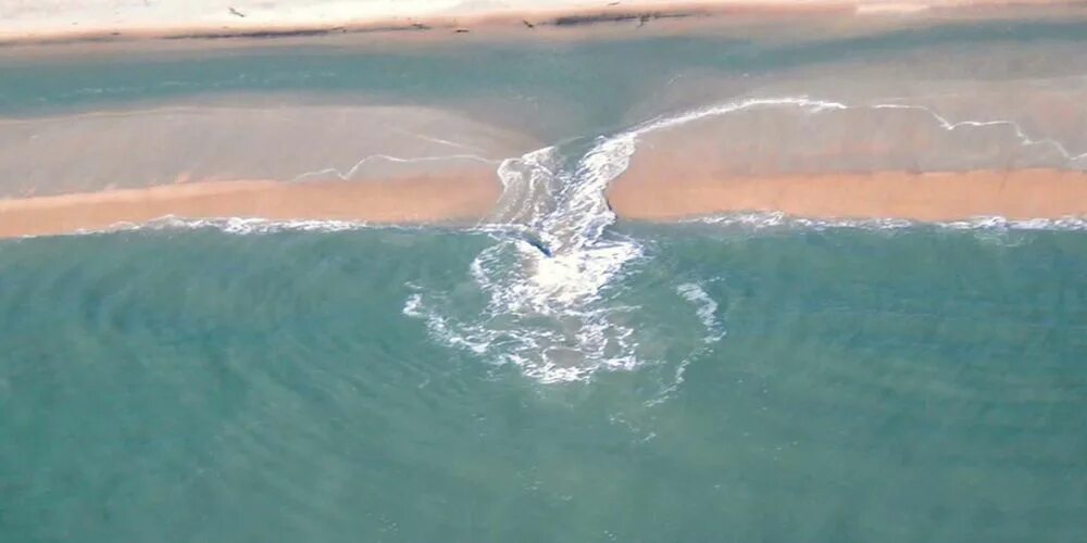 Тягун в море как спастись. Rip current отбойное течение. тягун рип. волны тягуны на черном море. рип тягун волны.