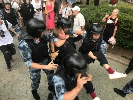 Бьют человека видео