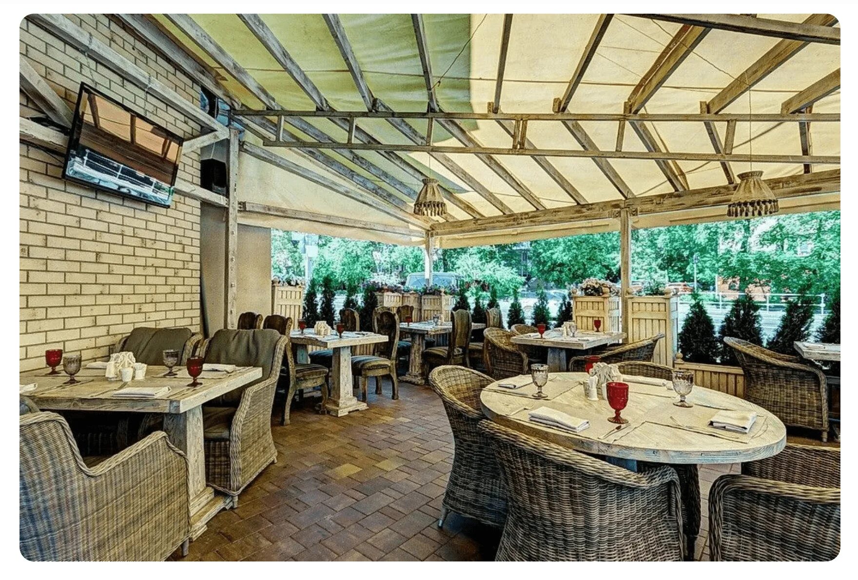 Бар поместье. Бар в поместье. Кафе поместье псков. Маяковского 146 кафе. Бар поместье.