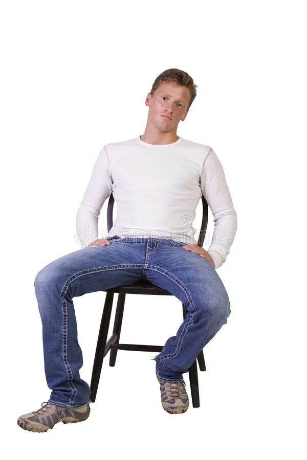 Мужчина сидит расставив ноги. Человек сидит на стуле. Человек сидя на стуле. Мужчина облокотился на кресло. Сидячий человек.