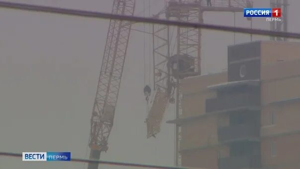 Демонтаж пермь. Упала стрела крана пермь. падение башенного крана новокузнецк 2000г. башенный кран упал. башенный кран упал пао нлмк.