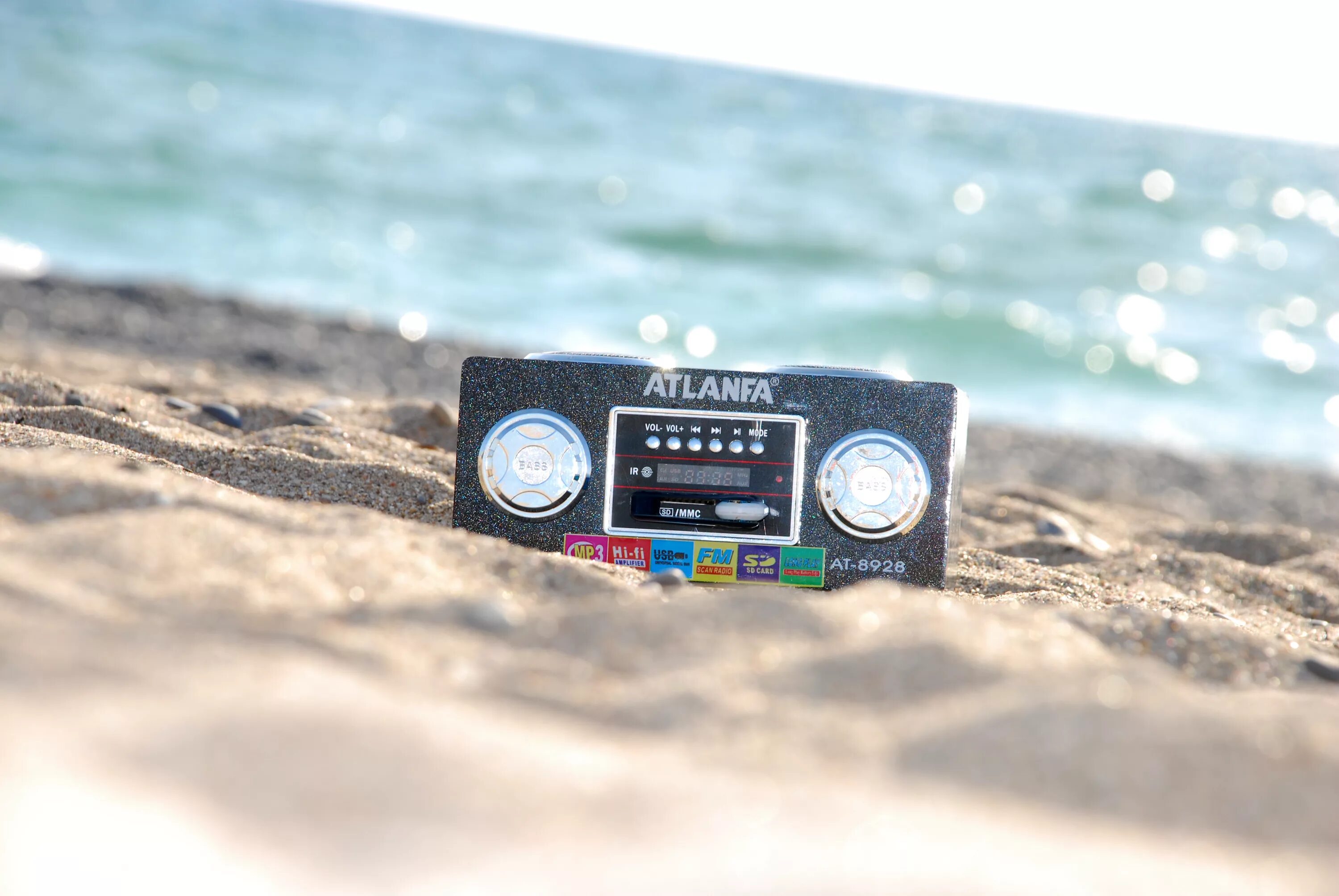 Магнитофон на пляже. Радиоприемник на природе. Море. Музыкальная колонка на пляже. Радио красивых песен