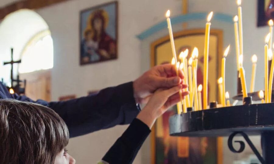 Почему в церкви ставят свечи. Свечи в храме. Горящие свечи в храме. Люди в храме. Рука со свечой в храме.