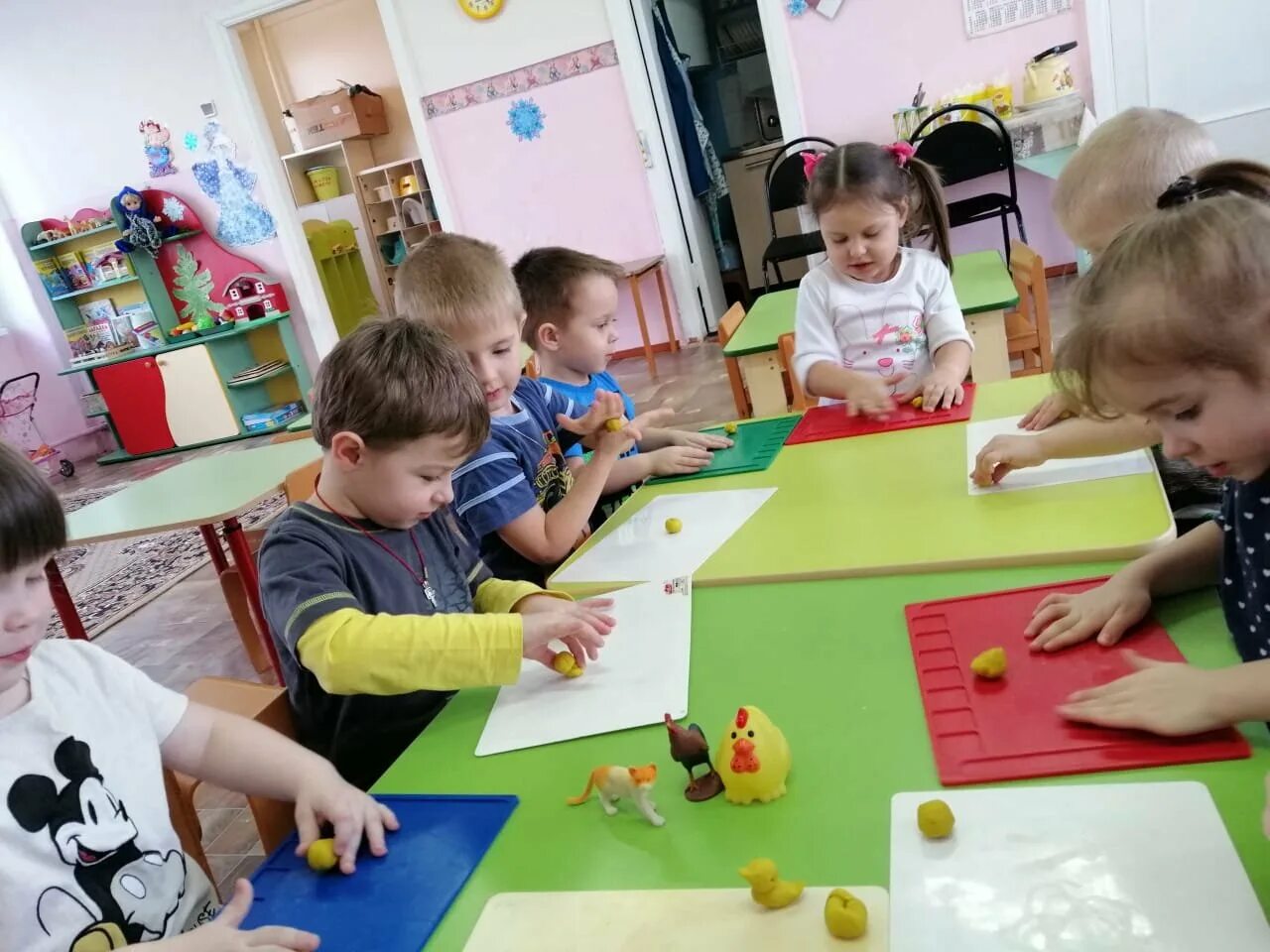 Дома во второй младшей группе. Занятия в младшей группе детского сада. Лепка в группе раннего возраста. Лепка 2 младшая группа. Художественно-эстетическое развитие лепка.