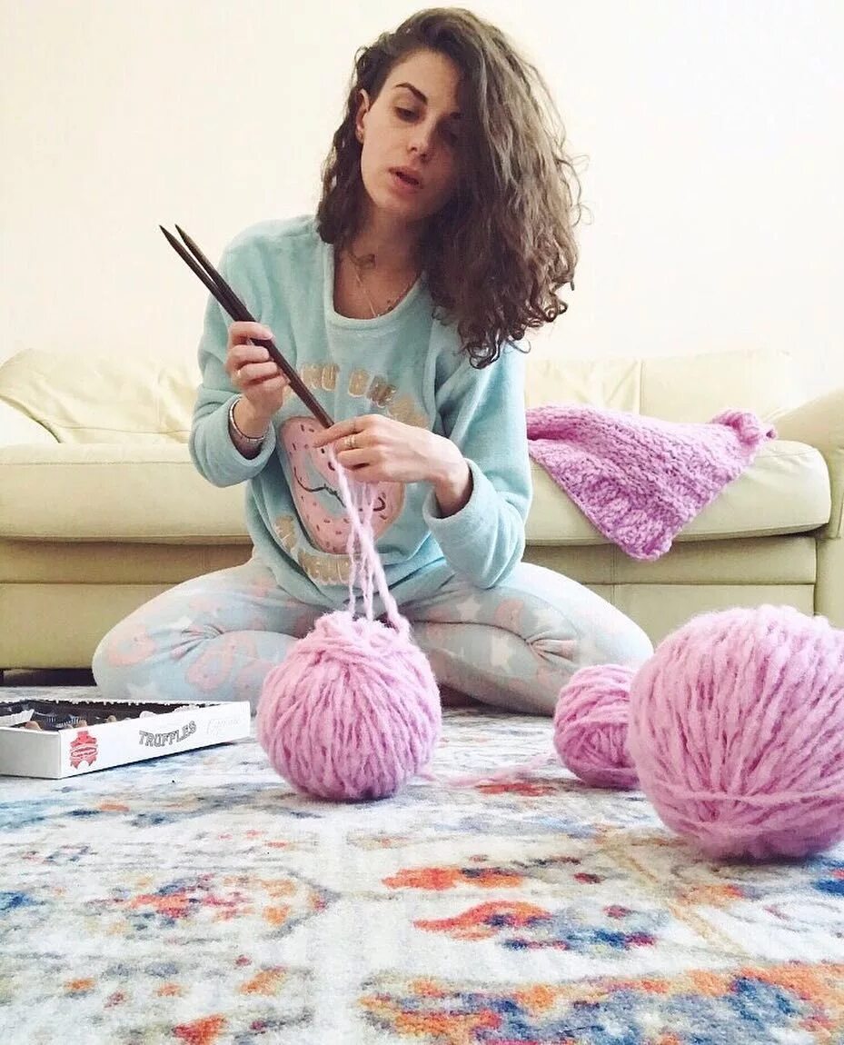 Увлекающиеся вязанием. Хобби вязание. Любимое занятие вязание. Увлеклась вязанием. Девушка вяжет.