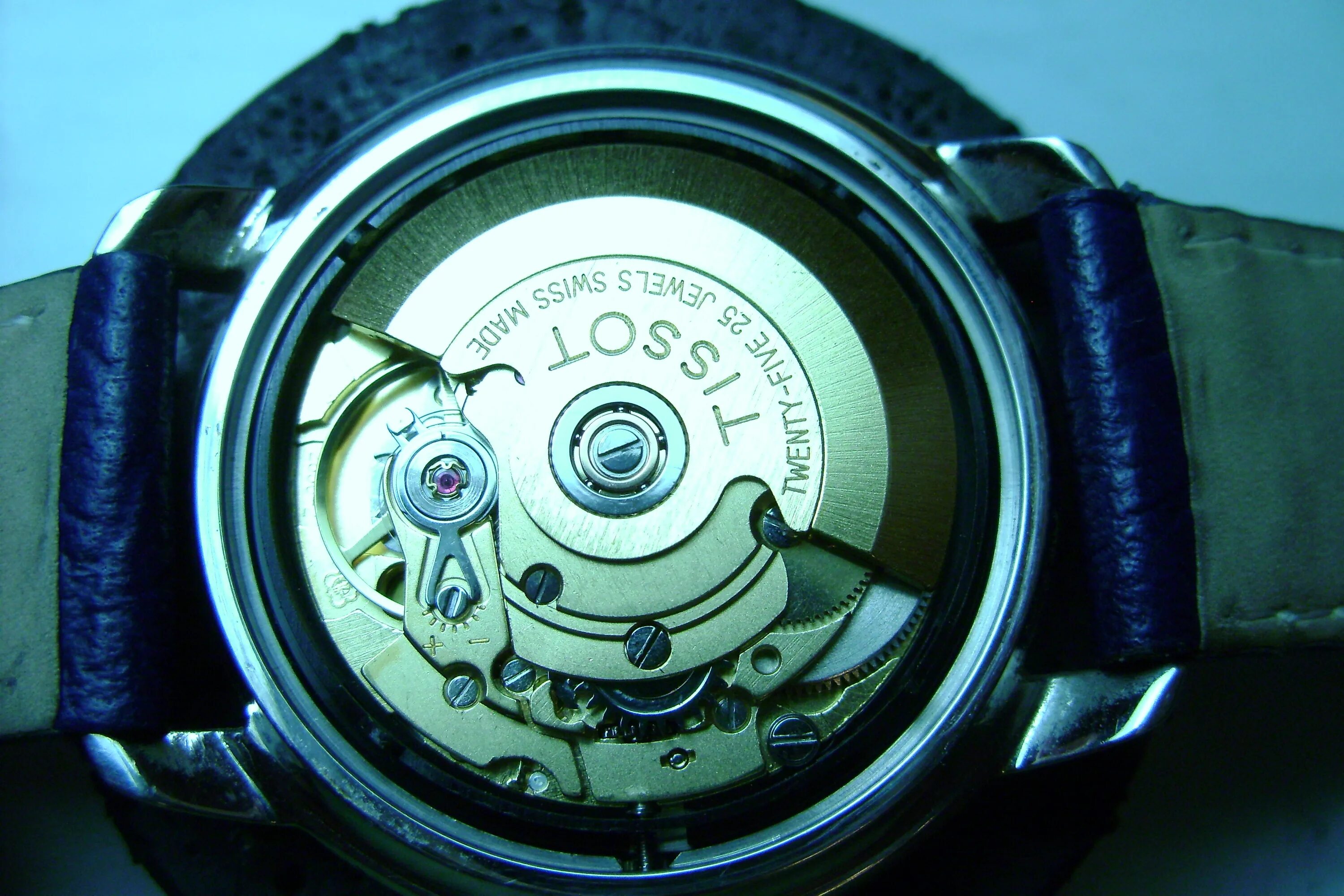 3235 калибр ролекс. Как работает автоподзавод часов. Как работает автоподзавод часов. Что такое автоподзавод в механических часах. Как работает автоподзавод часов.