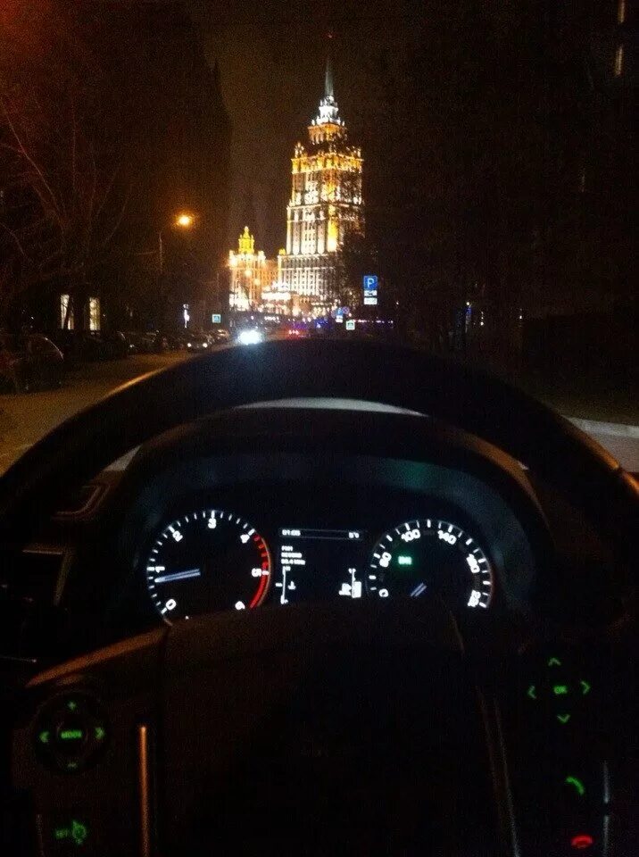 Водить машину. Человек в машине вид сбоку. Я сейчас за рулем. Картинки крутые мицубиси за рулем. Мужик за рулем.