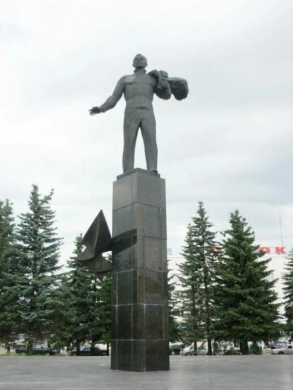 Сайт город гагарин смоленской. Памятник гагарину в гжатске. Гагарин смоленская область достопримечательности. Сайт город гагарин смоленской. Смоленск город гагарин.
