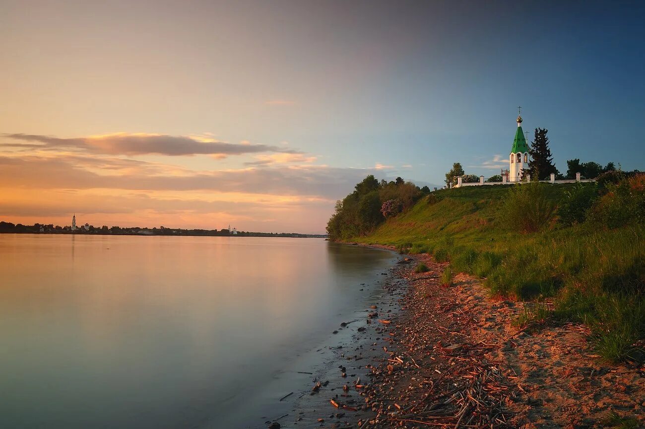 Природа реки волга. Церковь на берегу реки река Волга. Река Волга Ярославская область. Церкви на берегу Волги в Ярославской области. Река Великая Ярославская область.