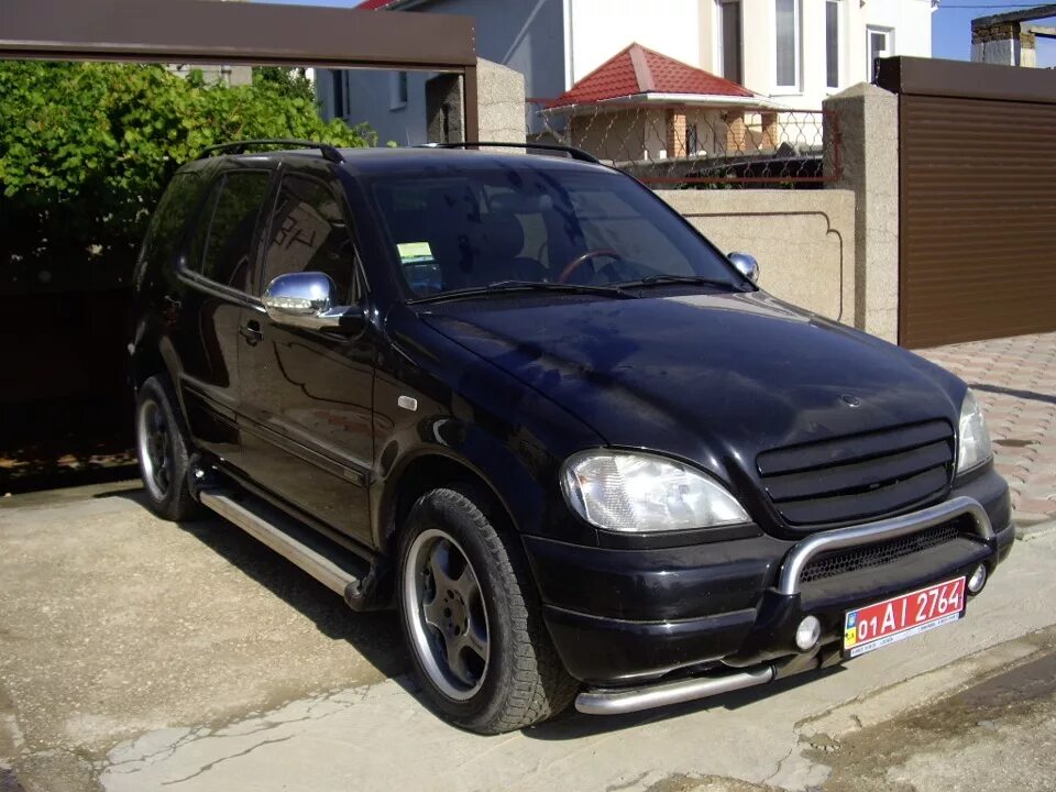 Обвес мл 163. Ml 320 w163 Brabus. Ml 163 Brabus. Мерседес 163 кузов калитка.