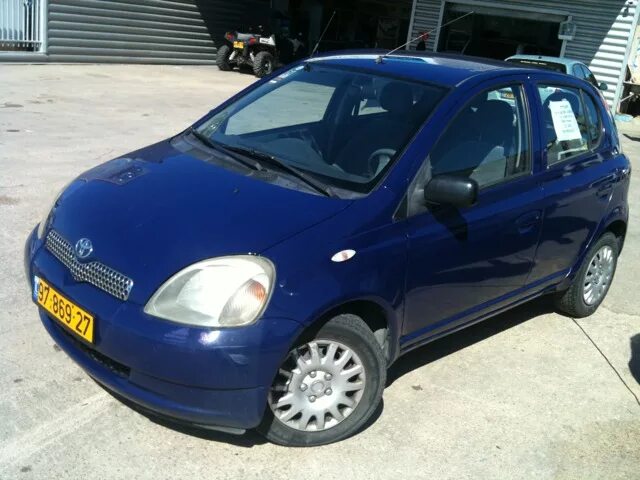 Ярис 2000 год. Toyota Yaris 2000. Тойота Ярис 2000 синяя. Тойота Ярис 2000 голубой. Тойота Ярис темно синяя.