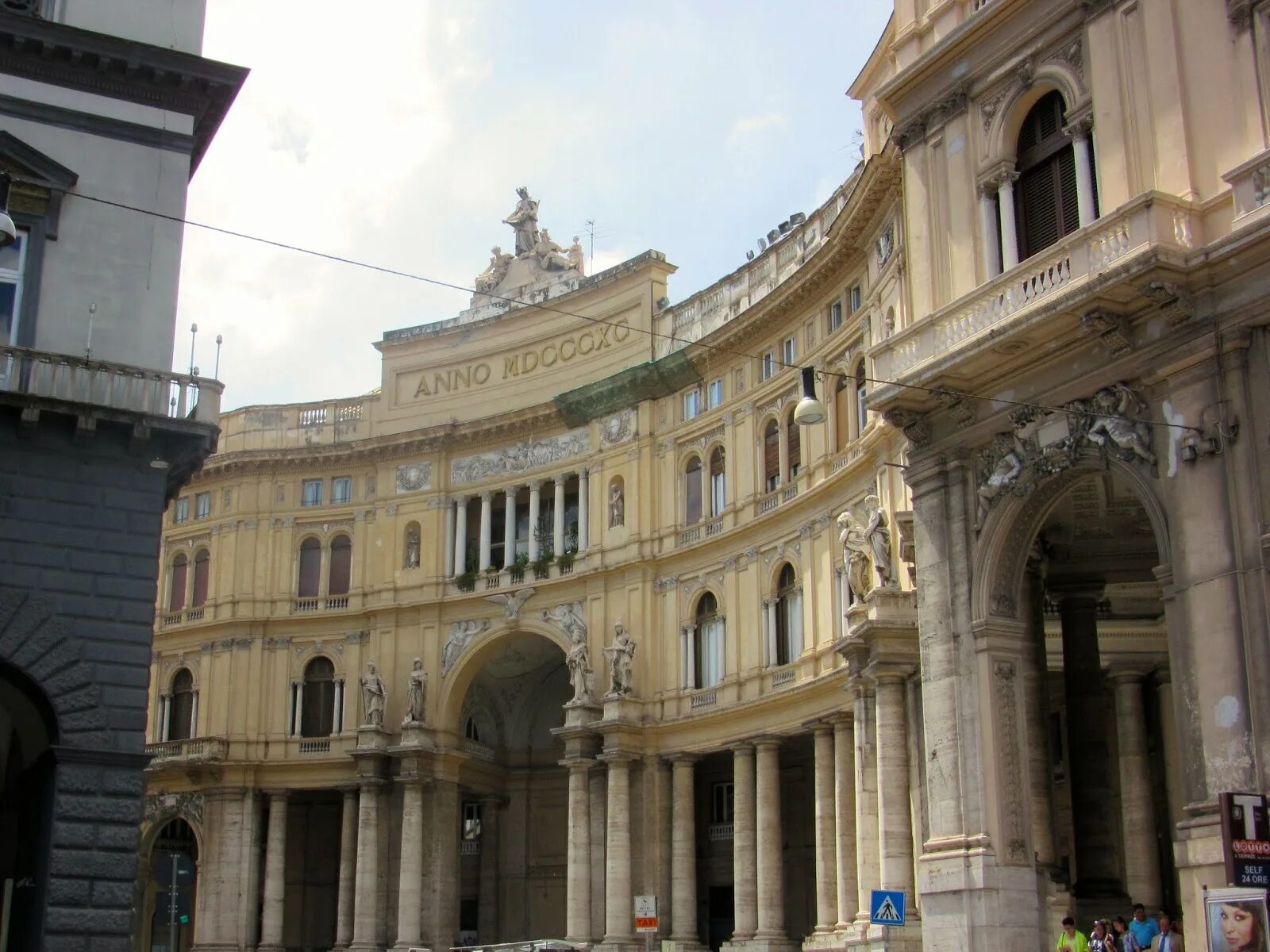 Галерея умберто i неаполь. Неапольской галереи Умберто. Galleria Umberto Naples. Неаполь старинный. Галерея Умберто Неаполь фасад с датой.