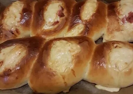 Булочки дрожжевые с сыром колбасой