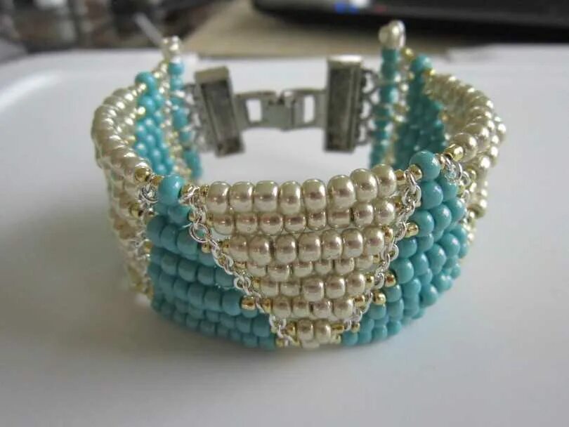 Красивые браслеты из бусин. Плетение бусины видео. Бисер браслет. Бисер браслет. Плетеные из бусин бусины.