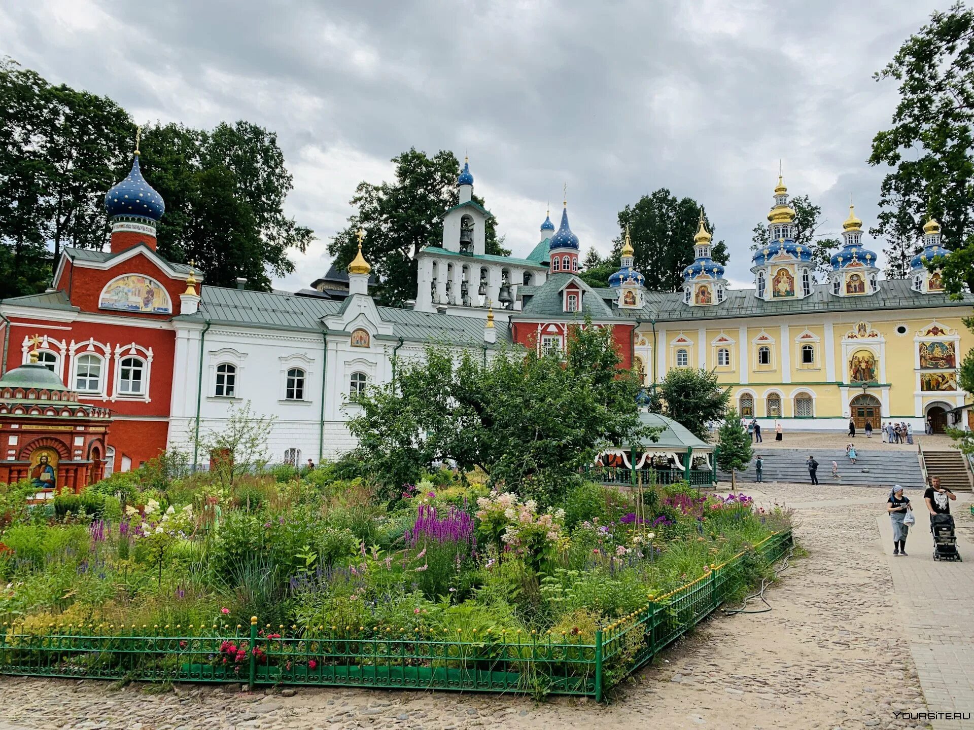 Псково-Печерский монастырь Псковская область. Псково-Печерский монастырь сад. Город Псково Печерский монастырь. Изборск Печоры монастырь. Псково печерский монастырь печоры псковская область