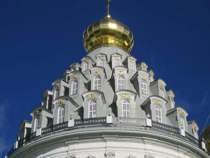 Круглое возвышение в центре храма на котором