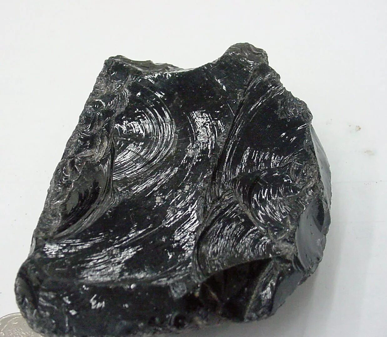 Серендибит минерал. Вулканический камень обсидиан. Серендибит камень минерал черный. Липаритовые обсидианы. Душенька и обсидиан