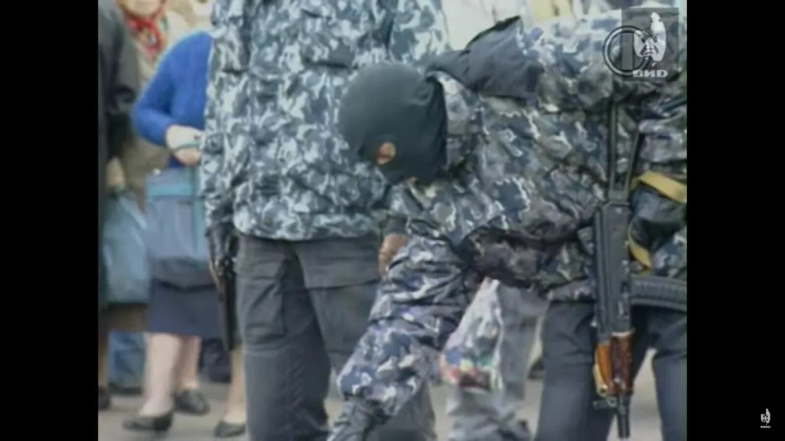 Рейд омон. Облава менты. Облава омона. Омон облава. Облава на мигрантов.