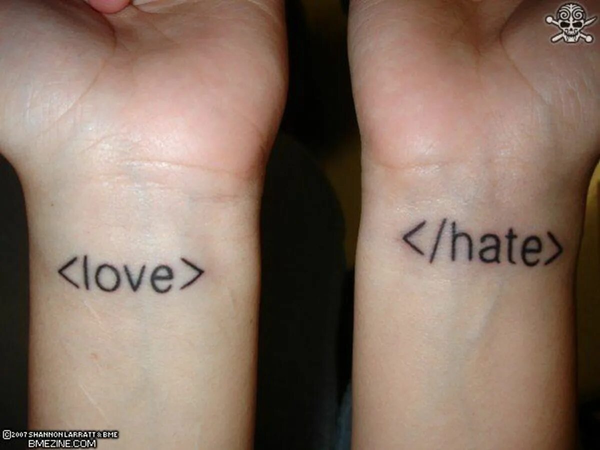 Татуировка ненавижу любовь. Татуировка hate love. татуировка hate love на руке. тату надпись hate. татуировка надпись hate love.