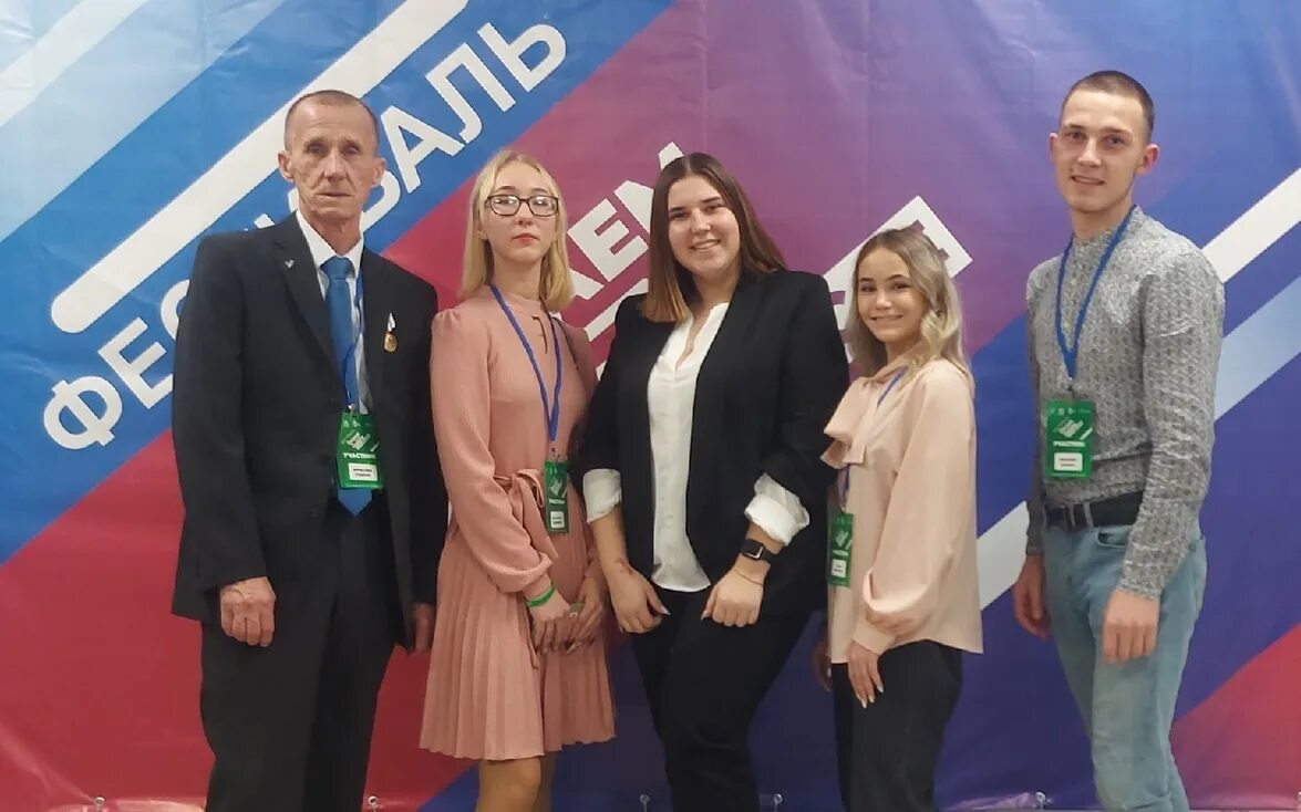 Волонтеры помощники. Получить помощь волонтеров. Волонтеры помогают людям. Волонтеры калужской области мы вместе. Получить помощь волонтеров.