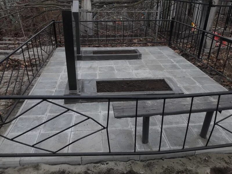 Ложим плитку на кладбище. Благоустройство могилы плиткой. Ложим плитку на кладбище. Укладка плитки на кладбище. Ложим плитку на кладбище.