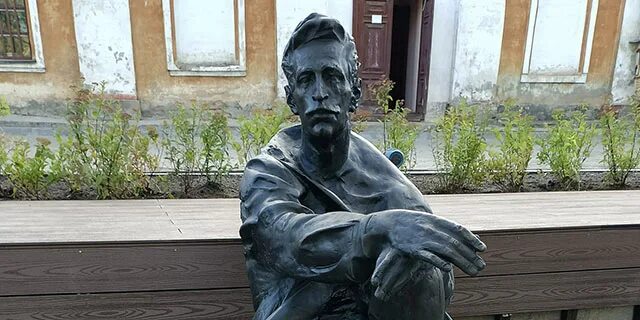 Где установлен памятник александру грину. Памятник александру грину в слободском. памятник грину в геленджике.