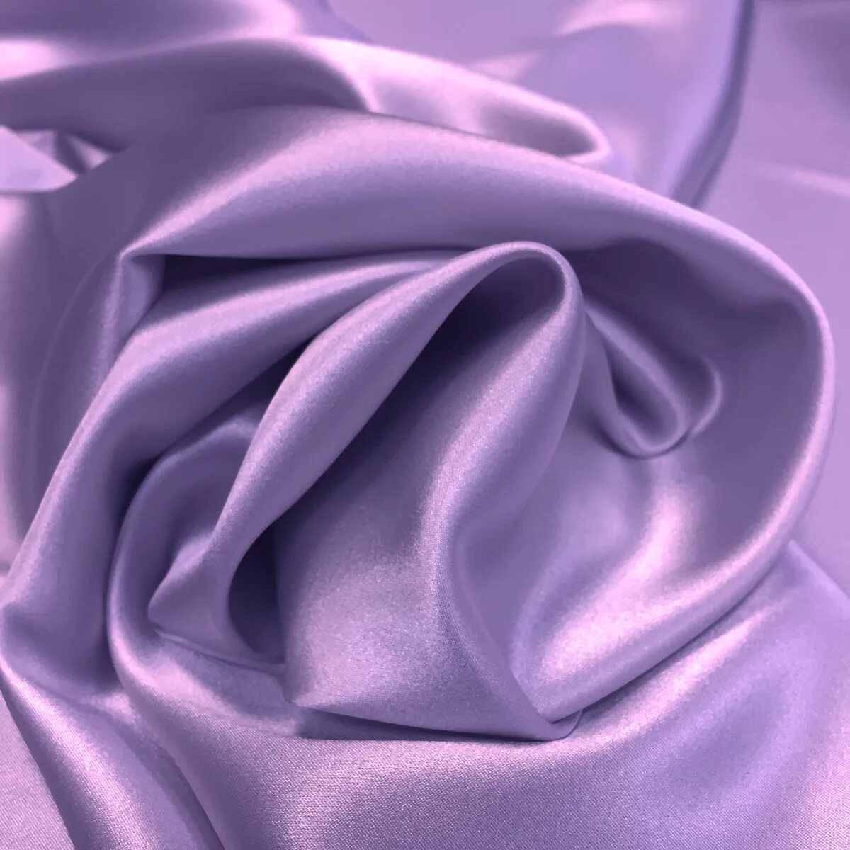 Ткани сирени. Шелк атлас стрейч сиреневый (gg-1956). Сиреневая ткань. Фиолетовая ткань. Фиолетовый шелк.