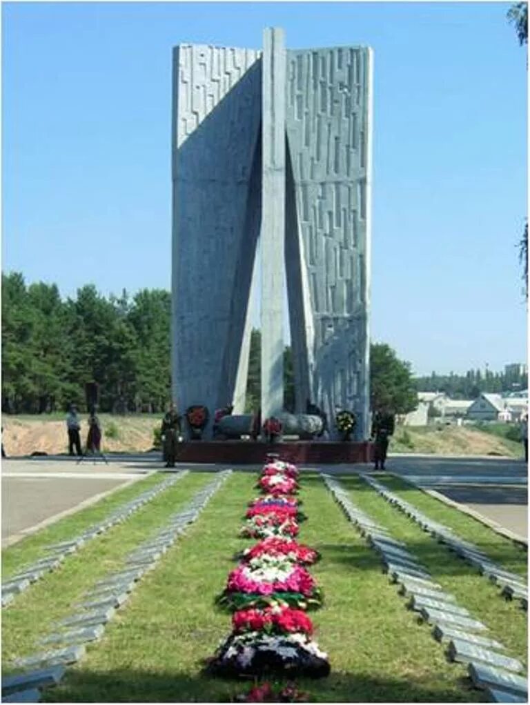 Воронеж 1942 чижовский плацдарм. Мемориал чижовский плацдарм в воронеже. Меориал шкловский плацдарм. Памятники вов в воронеже. Памятники вов в воронеже.