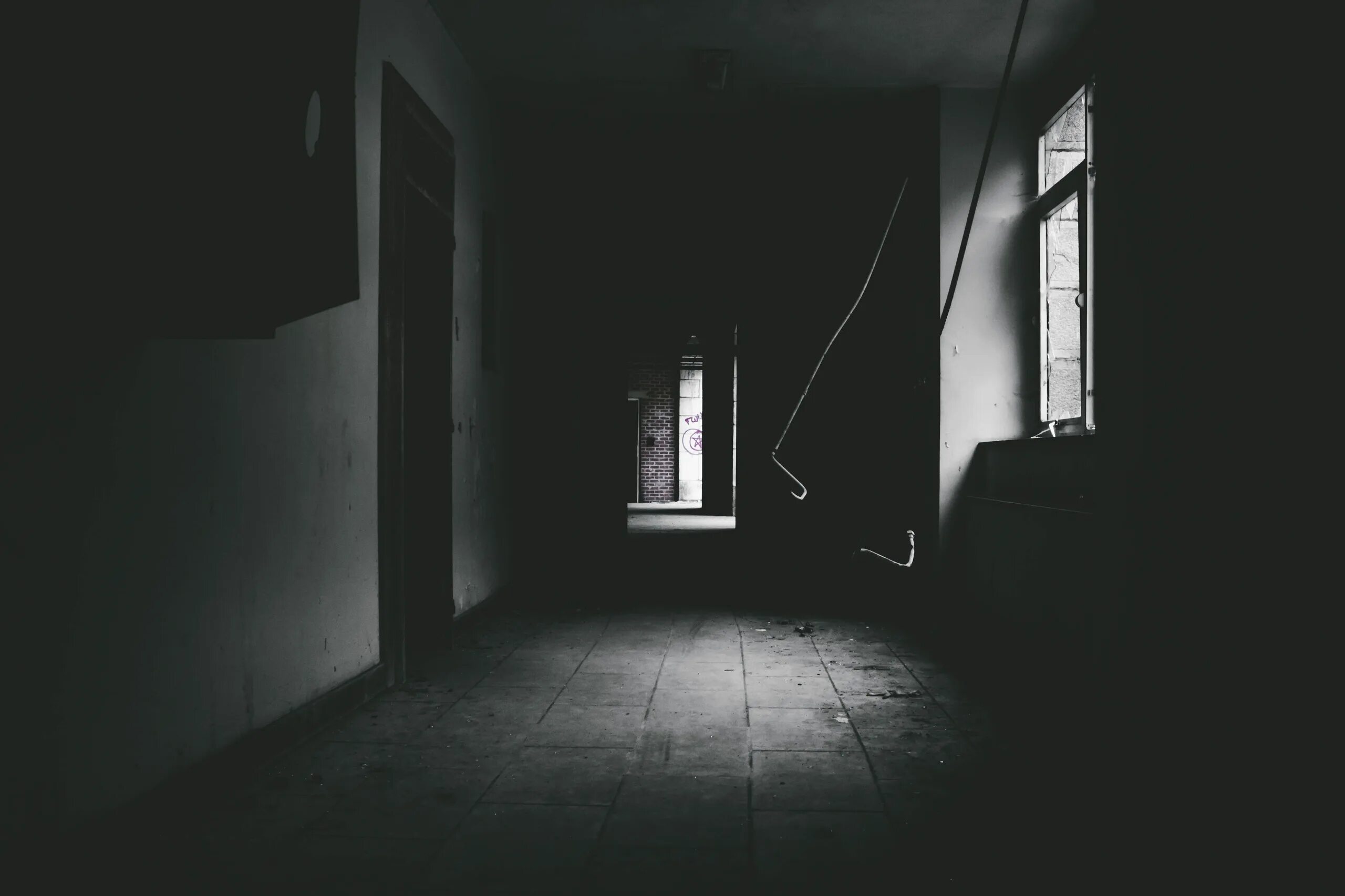 Dark hall. Пустая комната. Темное помещение. Пустая темная комната. Страшная пустая комната.