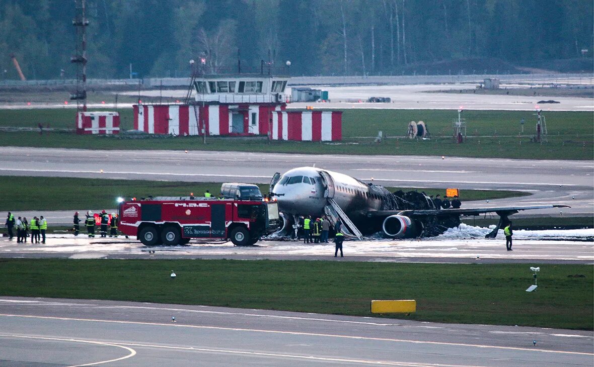 Посадка пожарных в автомобиль. Крушение SSJ 100 В Шереметьево. Суперджет 100 Шереметьево 2019. Катастрофа SSJ 100 В Шереметьеве. Посадка самолета в Шереметьево.