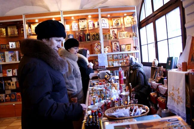 Псково-печерский монастырь церковная лавка. Книжный магазин монастыря. Церковная лавка сретенского монастыря в москве. Книжный магазин монастыря. Сретенский магазин.