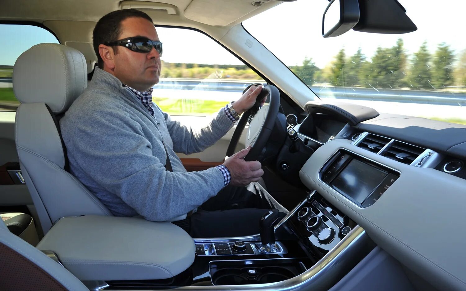 Range в машине. Range в машине. Range в машине. Мужчина за рулем рендж ровера. Range rover vogue 2017 салон.