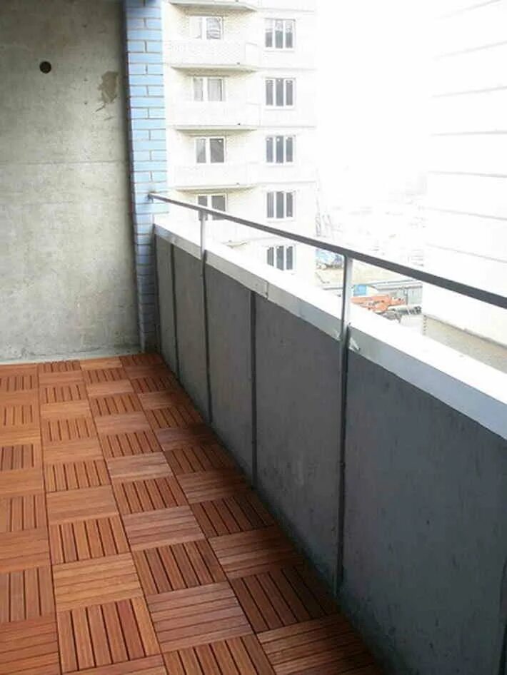 Покрытие пола на балконе. Отделка пола на балконе. Под балконом. Искусственный газон на лоджии. Что положить на балконе.