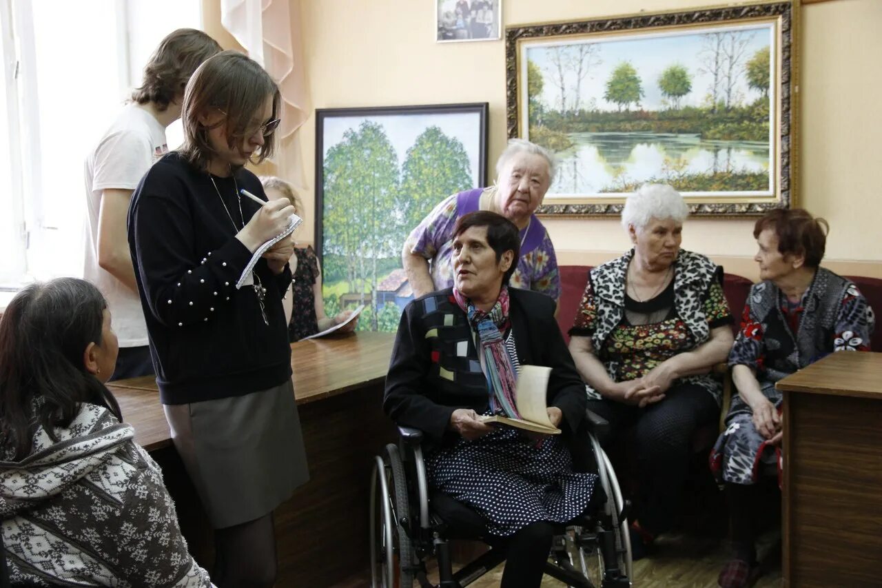 Досуг в доме престарелых. Волонтер в дом престарелых. Волонтеры помогают детям. Волонтерство в доме престарелых. Волонтер в дом престарелых.