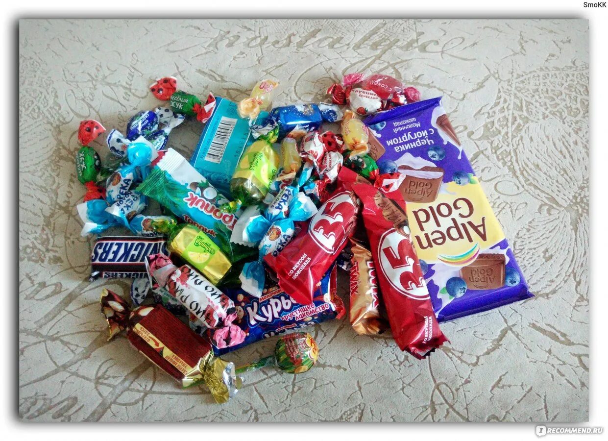 Ест конфеты. Ура мама приехала кричала бабушка. Мама пришла конфеты. Shell конфеты. Мама пришла конфеты.