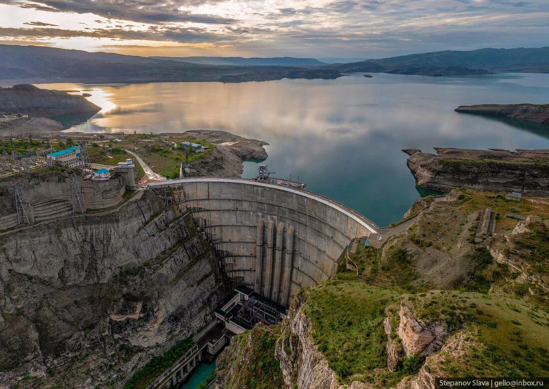 Водохранилище это. Чиркейская ГЭС В Дагестане. Чиркейская плотина. Чиркейская ГЭС дамба. Чиркейское водохранилище в Дагестане.
