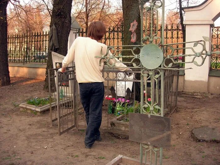 В какой день нужно идти на кладбище. На пасху ходят на кладбище. люди на кладбище в пасху. радоница на кладбище. икона на кладбище.