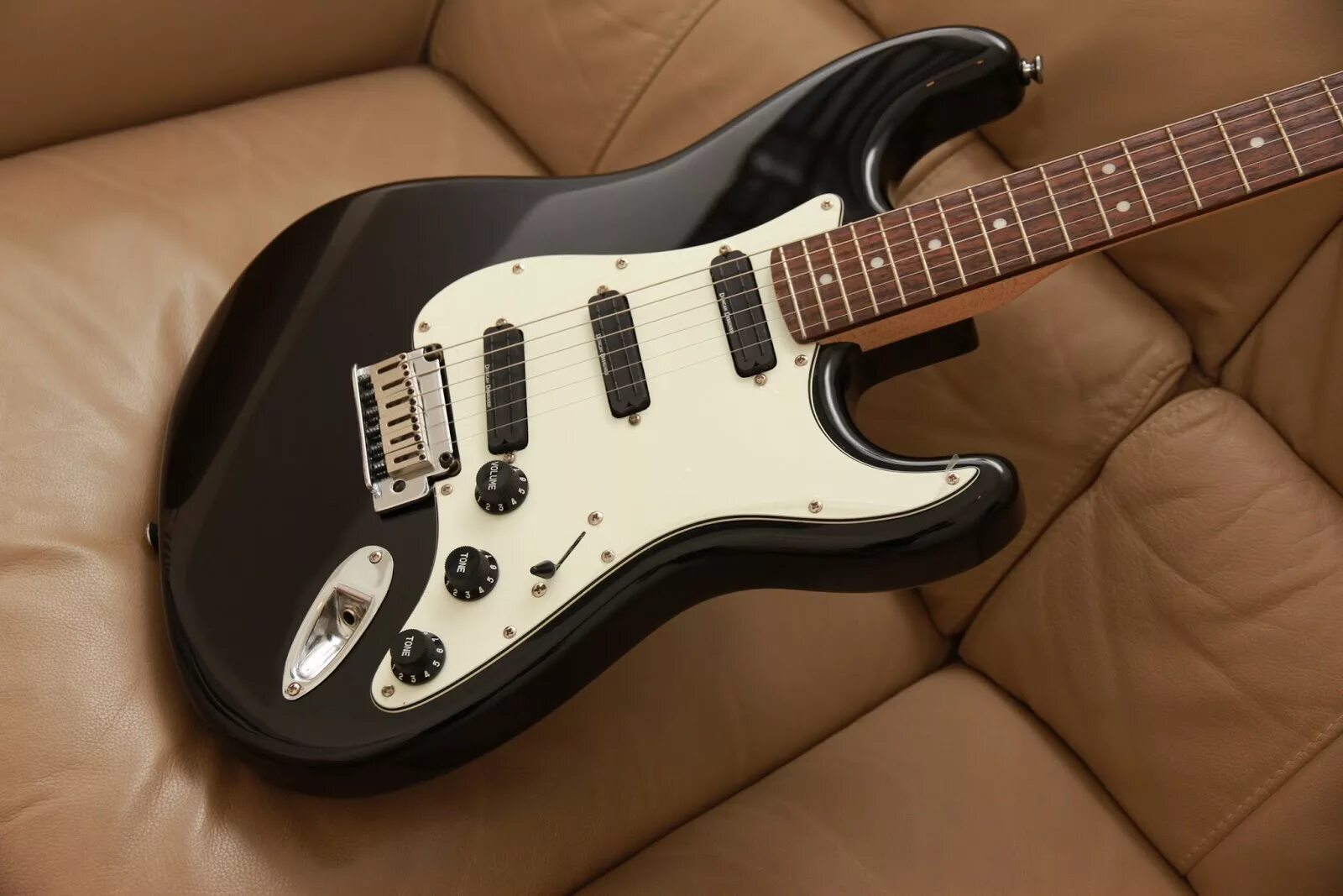 Squier contemp special. Электрогитара Squier Deluxe hot Rails Strat. Стратокастер санберст с черным пикгардом. Squier Stratocaster Duncan designed. Электрогитара Mavis Stratocaster.